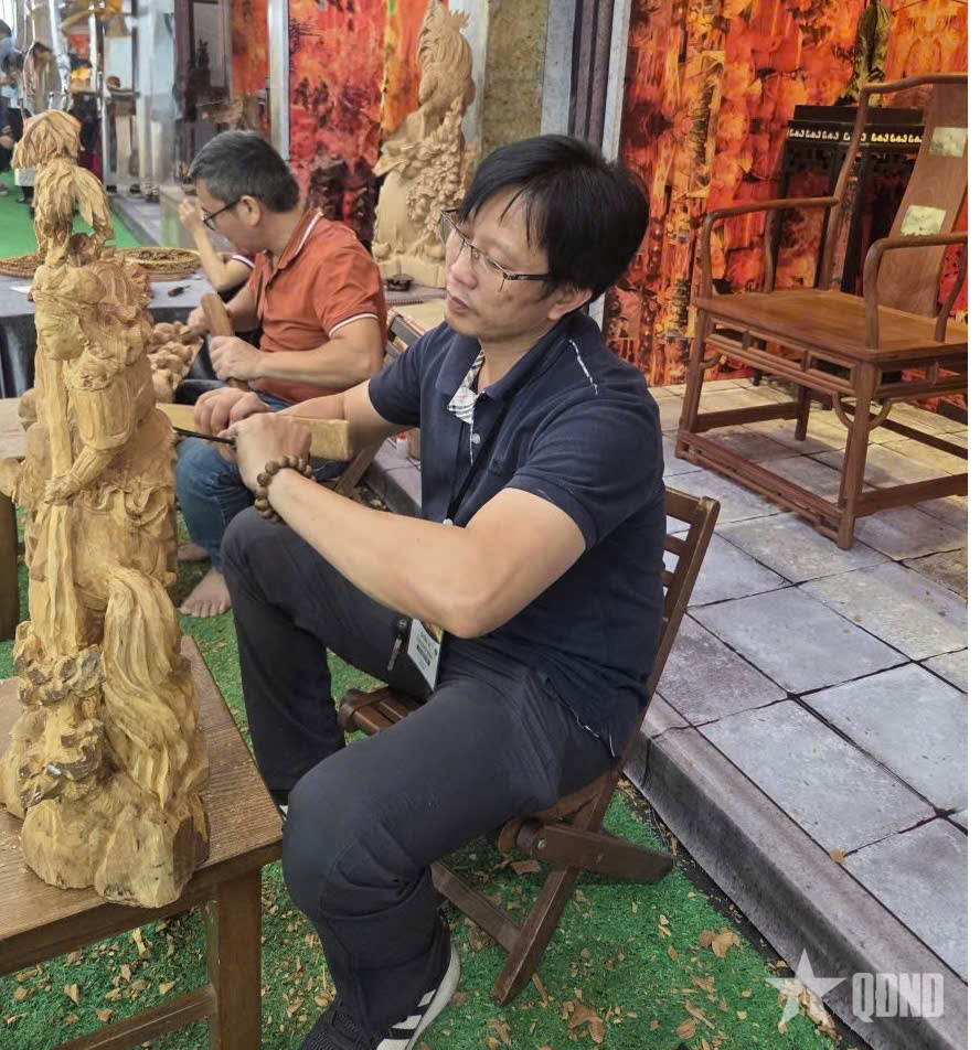 Độc đáo điêu khắc gỗ mỹ nghệ Thiết Úng